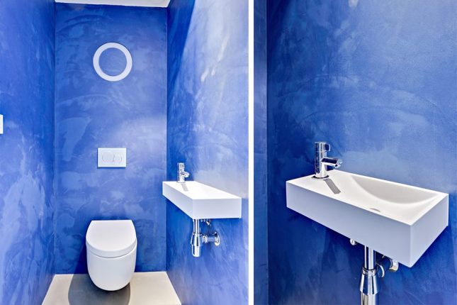 Toilet met blauwe betonstuc