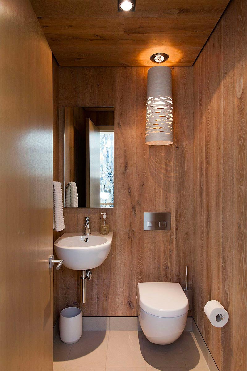 toilet inspiratie houten wanden grijze vloertegels