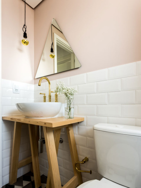 Toilet met roze muren, witte metrotegels en grafische vloertegels