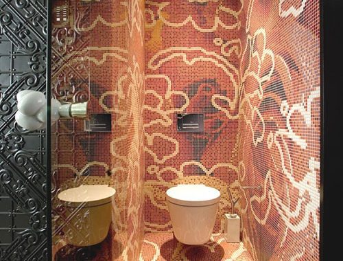Toilet met mozaïek tegels kunstwerk