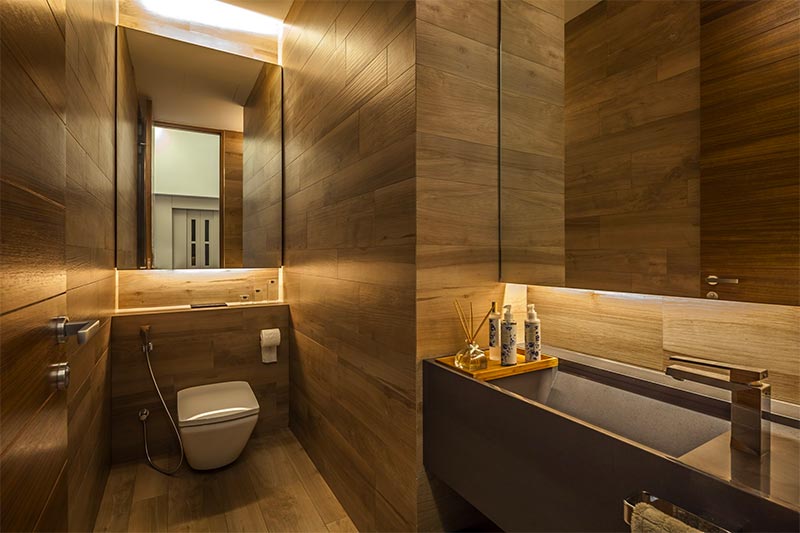 toilet ontwerp met houten vloer en wandbekleding