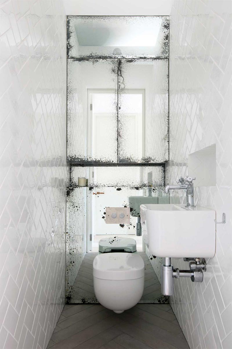 toilet spiegelwand witte visgraat tegels