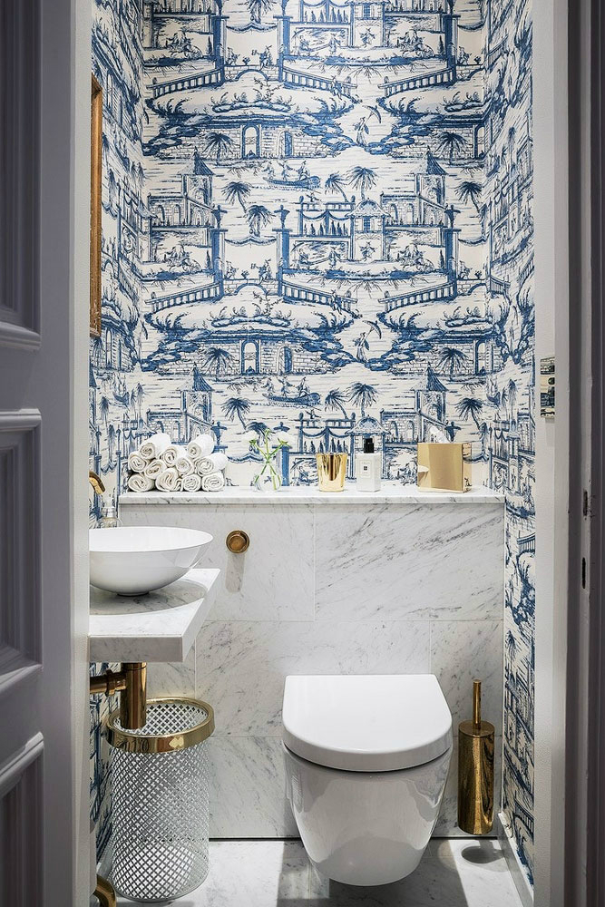 toilet witte marmeren tegels combineren blauw wit behang