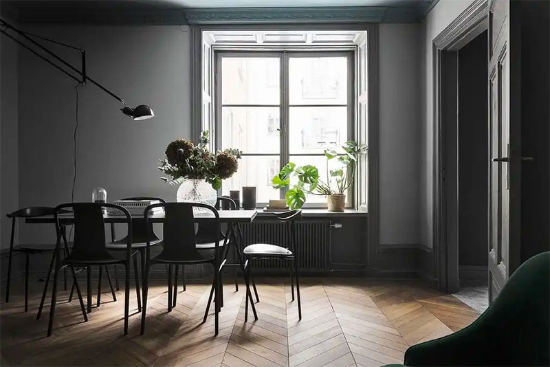 Een heel mooi voorbeeld van een ton sur ton interieur, waarbij er gekozen is voor donkere kleuren, in zowel de muren als de meubels.