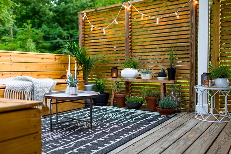 Het mixen en matchen van meubelen en accessoires die je al hebt kan hele mooie resultaten opleveren, zoals te zien in deze kleine tuin.