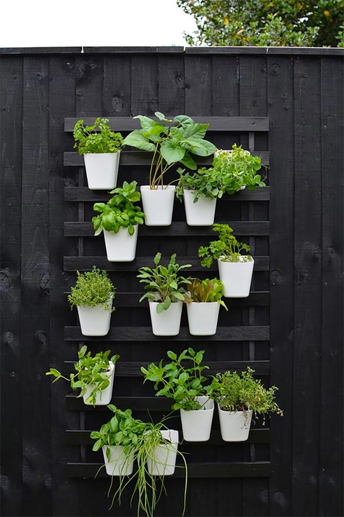 Een super leuk idee van Style Bee om op deze manier planten aan de houten schutting te hangen. | Bron: Stylebee.ca
