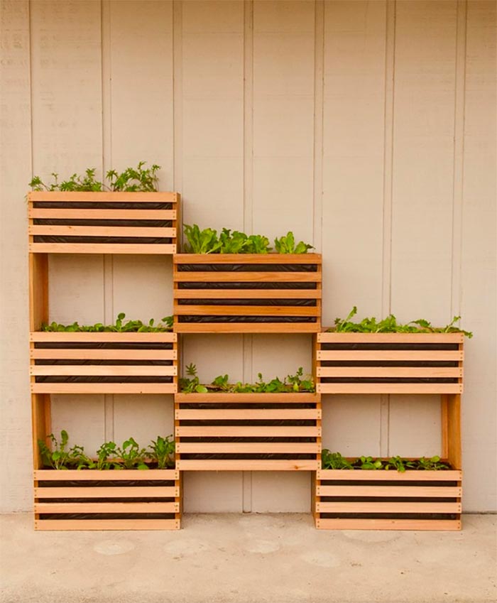Deze DIY verticale tuin kan je heel eenvoudig zelf maken. Klik hier voor leuke ideeën.