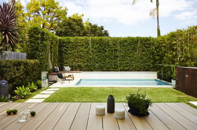 Deze moderne tuin combineert kunstgras met houten vlonders, en een heerlijk zwembad. Klik hier voor meer foto's.