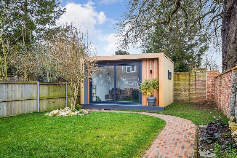 tuinhuis met glazen schuifwand houten wandbekleding tuinhuis met glazen schuifwand houten wandbekleding