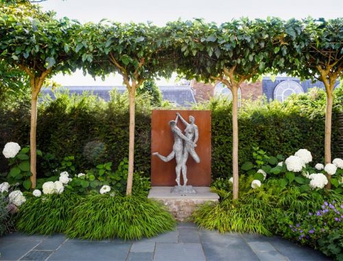 Deze mooie moderne tuin met een groot tuinbeeld is ontworpen door Garden Club London.