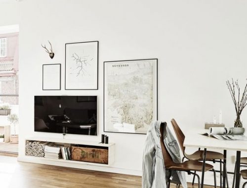 TV ophangen aan de muur boven de meubel