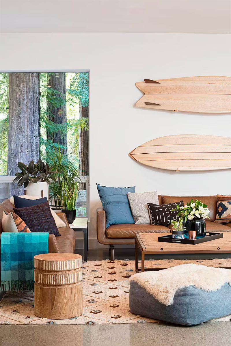 twee houten surfboards boven de bank