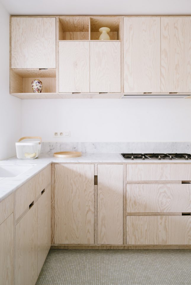 Lichte multiplex keukenkasten met wit marmeren keukenblad
