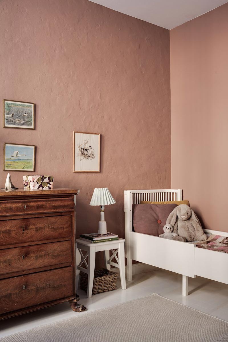 vintage meisjeskamer mooie gedempte roze rode muurkleur