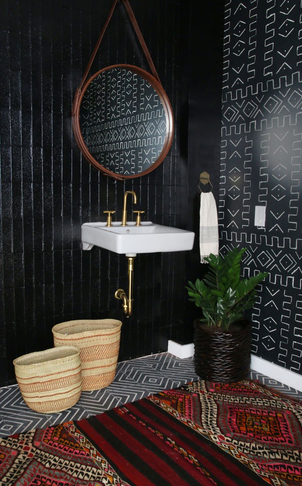 Mooie zwarte marokkaanse tegels in boho toilet