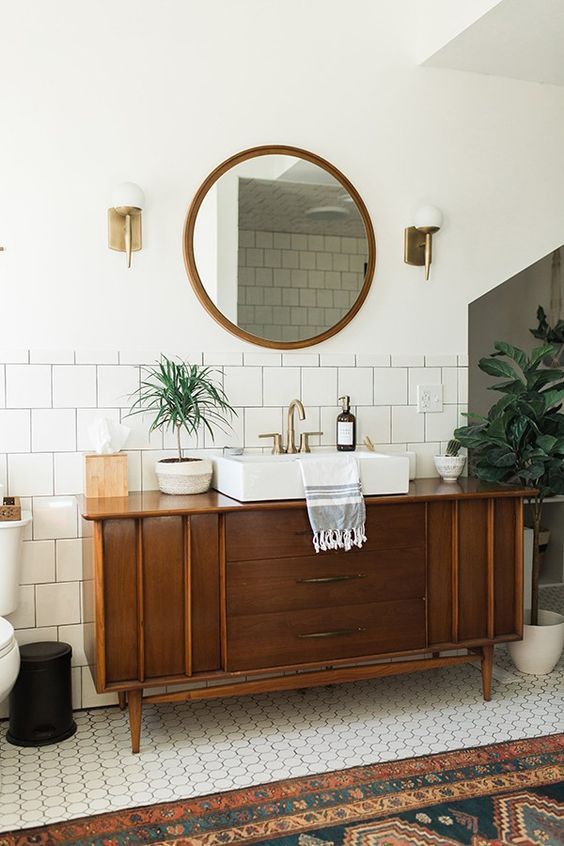 Vintage vloerkleed in de badkamer combineren met een vintage badkamermeubel