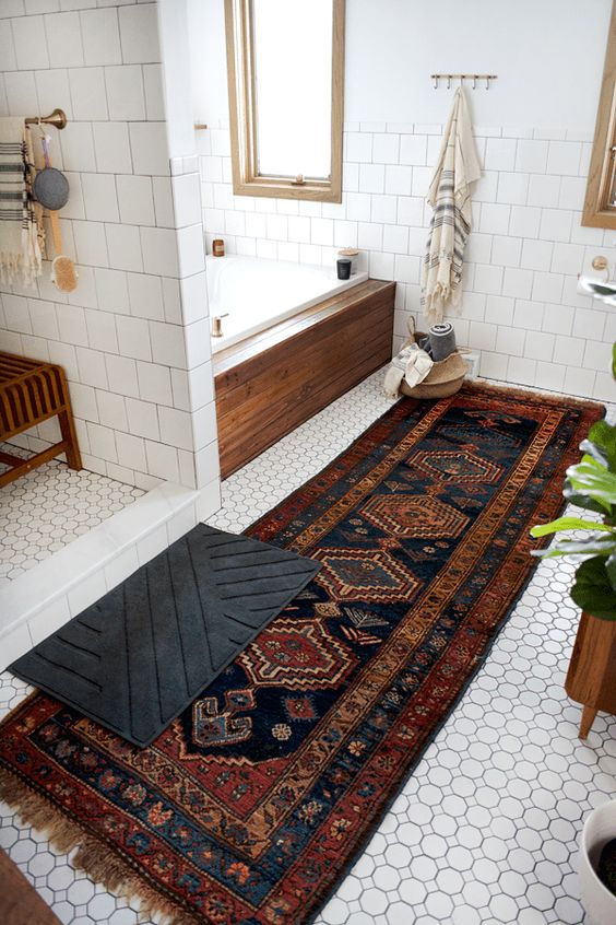 Badmat combineren met vintage vloerkleed in de badkamer