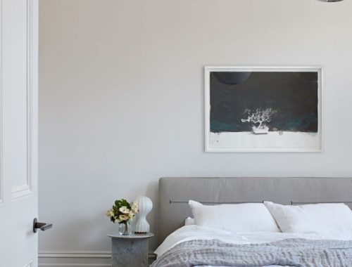 Deze prachtige slaapkamer, een ontwerp van Robson Rak, combineert lichte muren met grijze vloerbekleding. Het grijze bed past er perfect bij. | Fotografie: Shannon McGrath