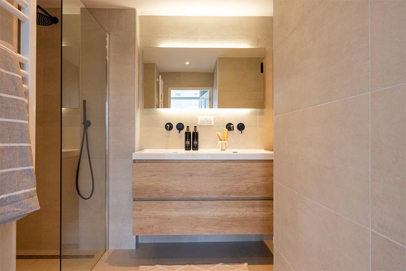 Een volwaardige luxe badkamer in het souterrain.