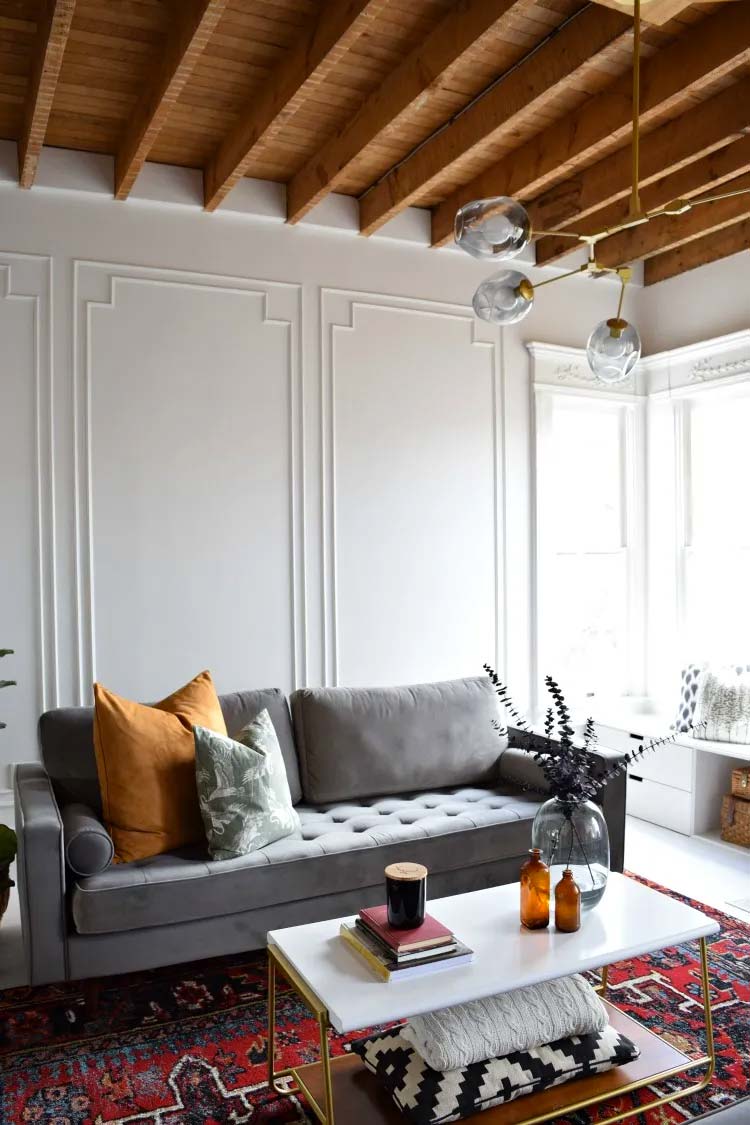 Leigh Anne heeft de muren in haar super mooie woonkamer gedecoreerd met prachtige DIY sierlijsten.