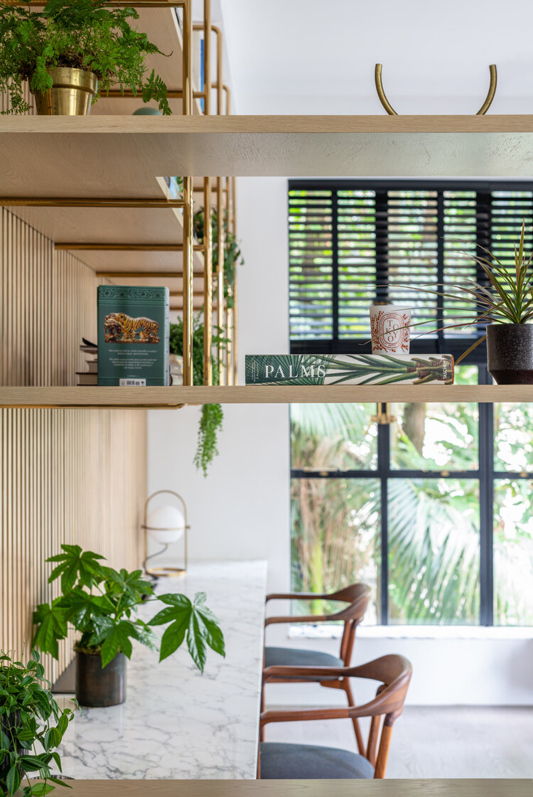 werkplek-marmeren-bureau-houten-wandbekleding