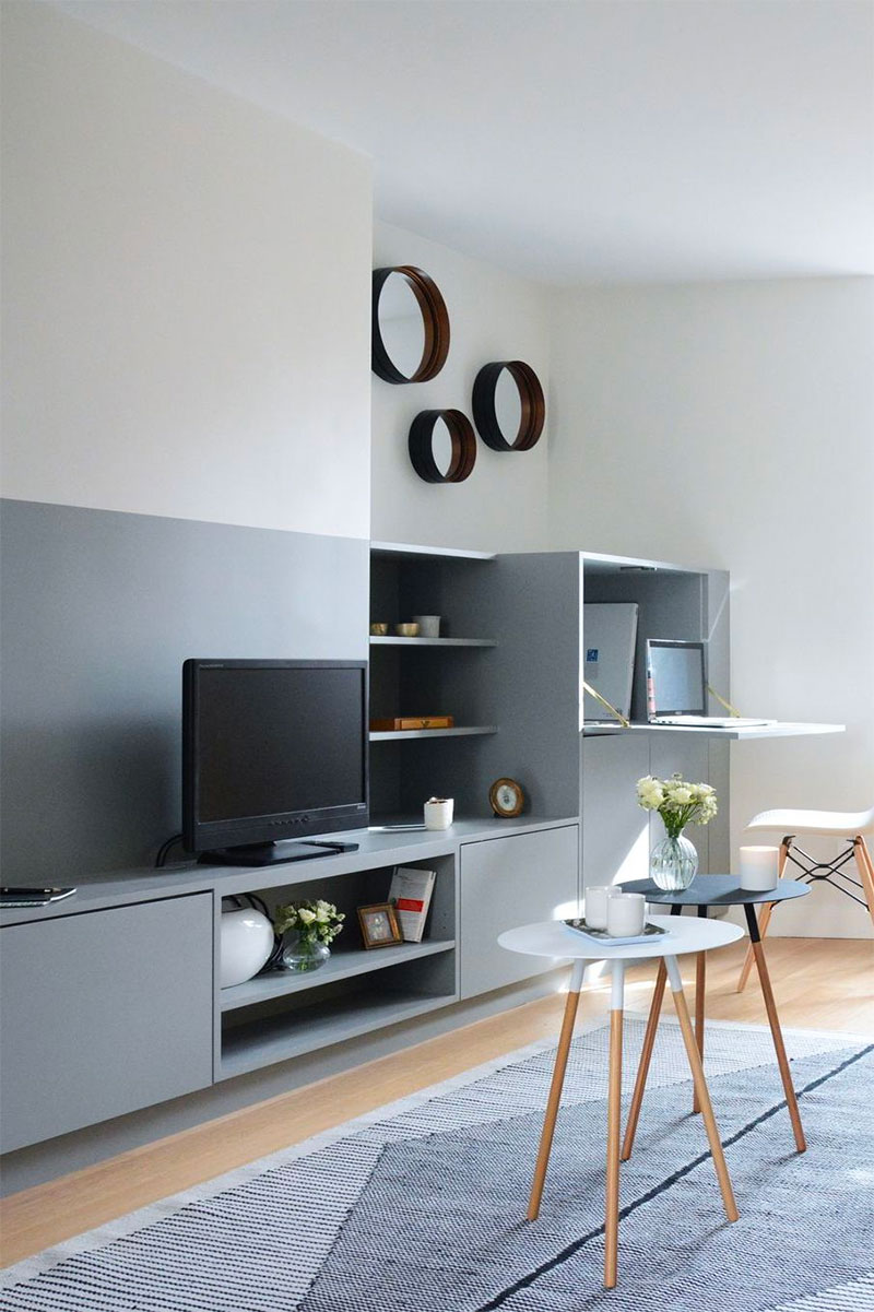 Dit multifunctioneel meubel combineert een lage TV meubel met een computerkast met een uitklapbaar bureau. | Fotografie: joanna zielińska 