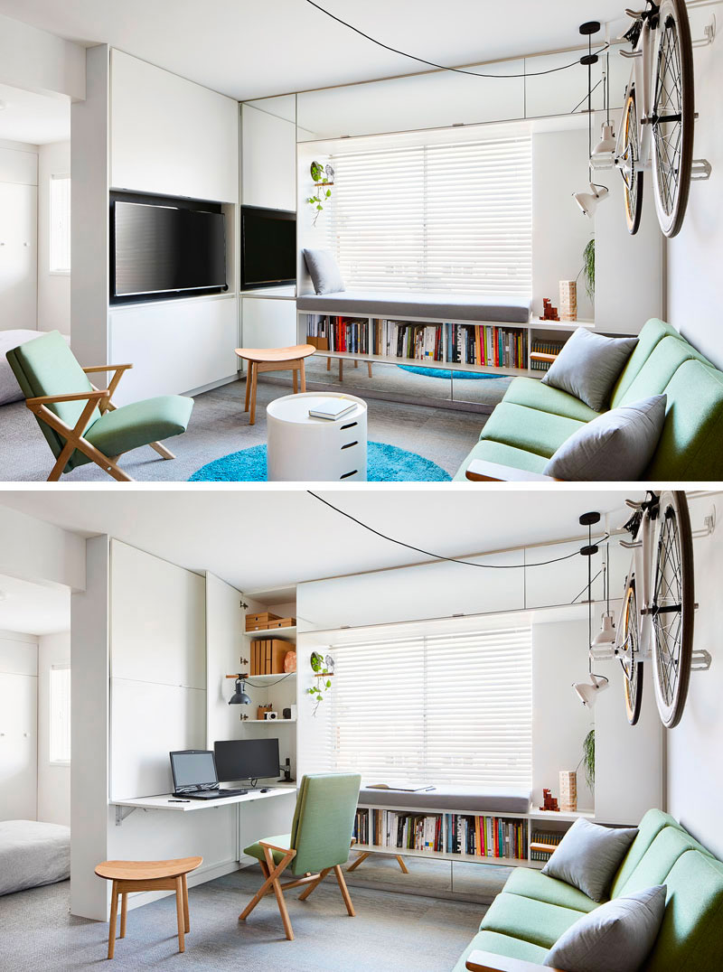 Deze kleine woonkamer, ontworpen door Tsai Design, doet ook dienst als thuiskantoor/studeerkamer, waarbij het bureau, de computers en de verlichting verborgen zijn achter kastdeuren wanneer deze niet in gebruik zijn. | Fotografie: Tess Kelly