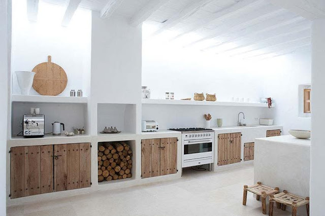 Ibiza keuken met wit gekalkte keuken met houten deuren