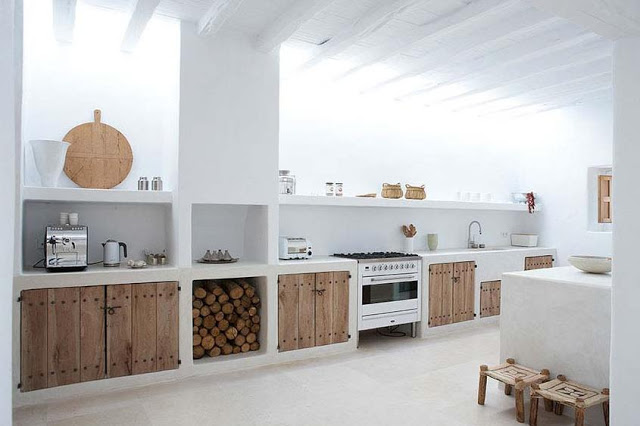 Ibiza keuken met wit gekalkte keuken met houten deuren Ibiza keuken met wit gekalkte keuken met houten deuren