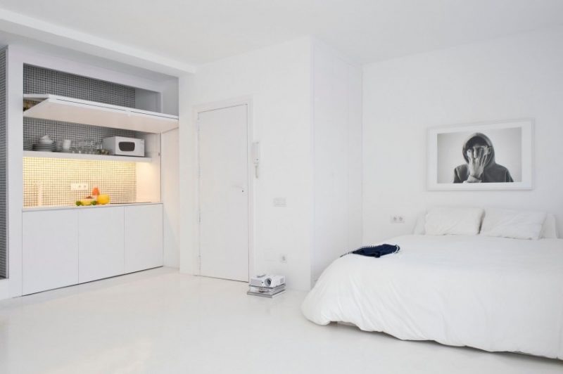 In dit kleine appartement is er gekozen voor een volledig wit interieur, met witte vloeren, witte wanden en witte meubels. Klik hier voor meer foto's.