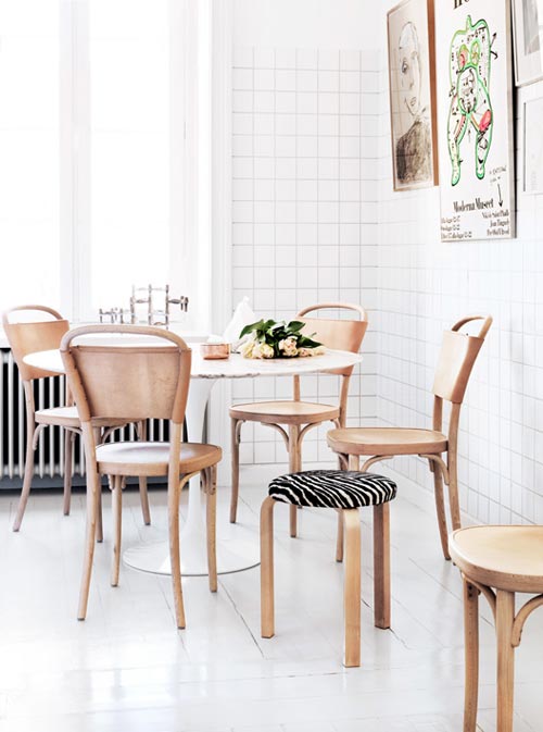 Witte keuken met leer, hout en marmer Witte keuken met leer, hout en marmer