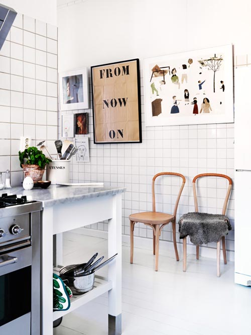 Witte keuken met leer, hout en marmer Witte keuken met leer, hout en marmer
