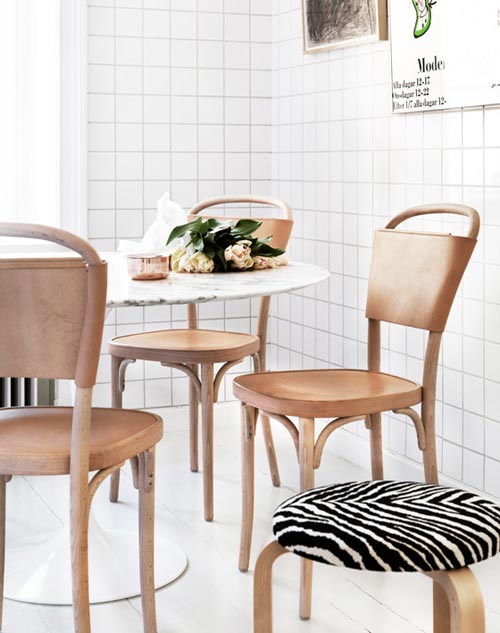 Witte keuken met leer, hout en marmer Witte keuken met leer, hout en marmer