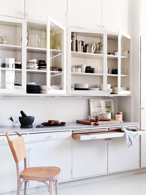 Scandinavisch witte keuken met leer, hout en marmer Scandinavisch witte keuken met leer, hout en marmer