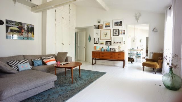 Kleurrijke witte woonkamer van Annouchka