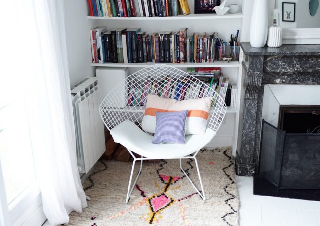 Kleurrijke witte woonkamer van Annouchka