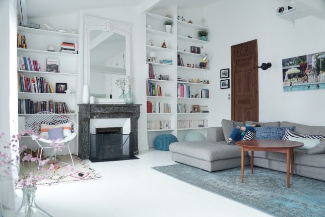 Kleurrijke witte woonkamer van Annouchka