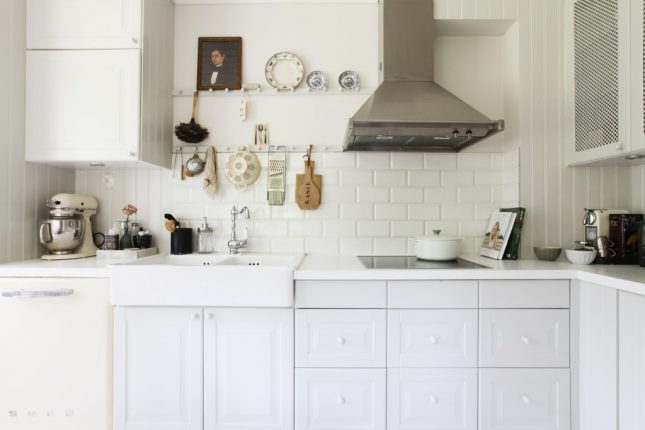 Metrotegels aan keuken achterwand van witte landelijke keuken Metrotegels aan keuken achterwand van witte landelijke keuken