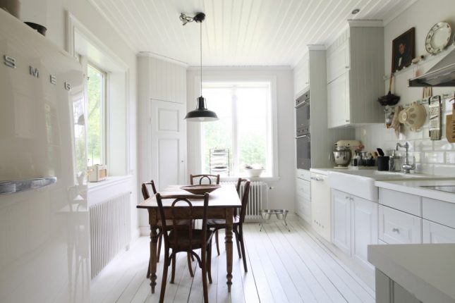 Witte landelijke keuken met Smeg apparatuur Witte landelijke keuken met Smeg apparatuur