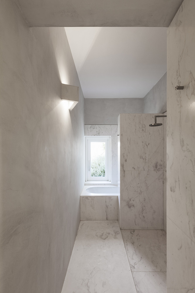 Een prachtige witte badkamer met een witte marmeren vloer en wanden. Ga jij voor een natuurstenen tegels of keramische tegels? 