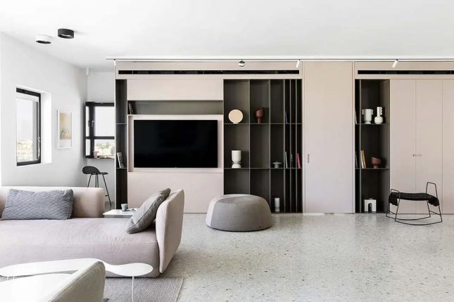 In dit moderne appartement, ontworpen door Yael Perry, wordt witte railverlichting gebruikt als accentverlichting waarmee de mooie maatkast wordt geaccentueerd. Klik hier voor meer foto's.