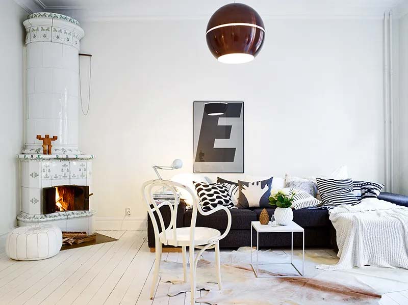 Ook in deze Scandinavische woonkamer is er gekozen voor een wit geschilderde houten vloer. Klik hier voor meer foto's.