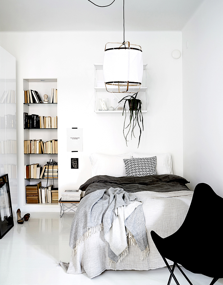 In deze mooie Scandinavische slaapkamer is er gekozen om een witte vloer met witte muren te combineren. Klik hier voor meer foto's.