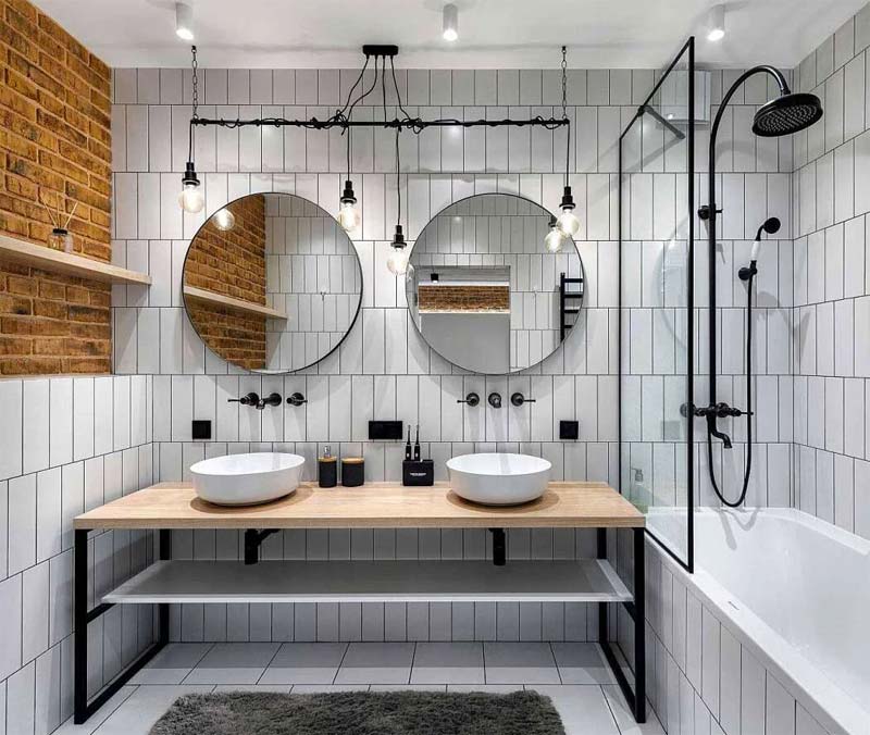 In deze stoere industriële badkamer zijn witte vloertegels gecombineerd met dezelfde tegels aan de wanden.