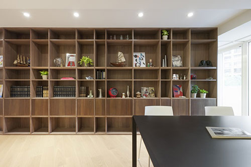 Woonkamer inrichting met schuine muren