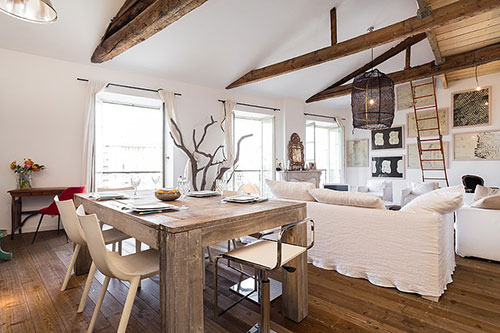 Woonkamer inrichting met vliering slaapkamer