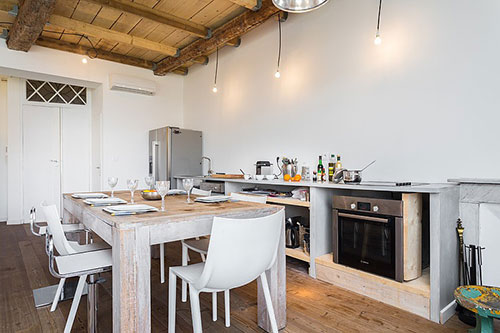 Woonkamer inrichting met vliering slaapkamer