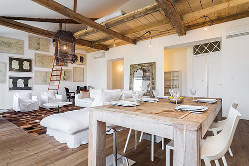 Woonkamer inrichting met vliering slaapkamer