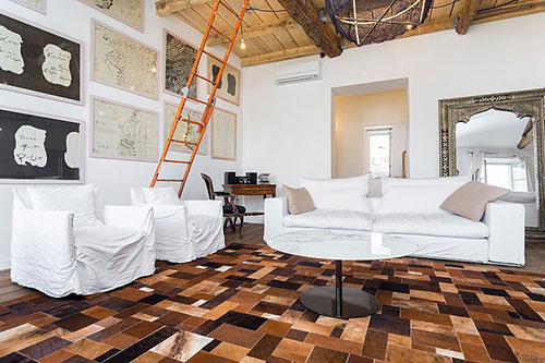 Woonkamer inrichting met vliering slaapkamer