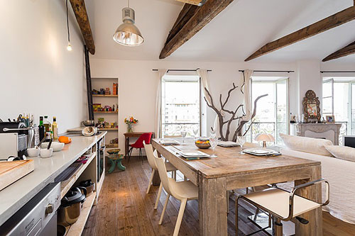 Woonkamer inrichting met vliering slaapkamer